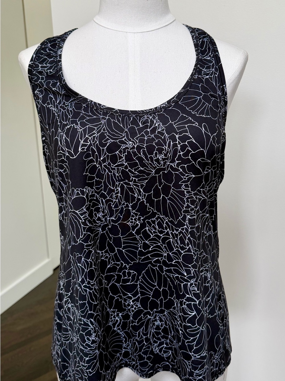 ATHLETA NWOT Black Floral Tank Top - Women's Scoop Neck